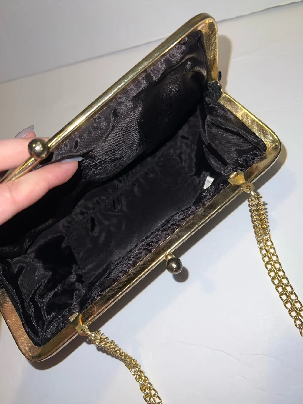 Vintage Beaded Chain Kiss Lock Clutch